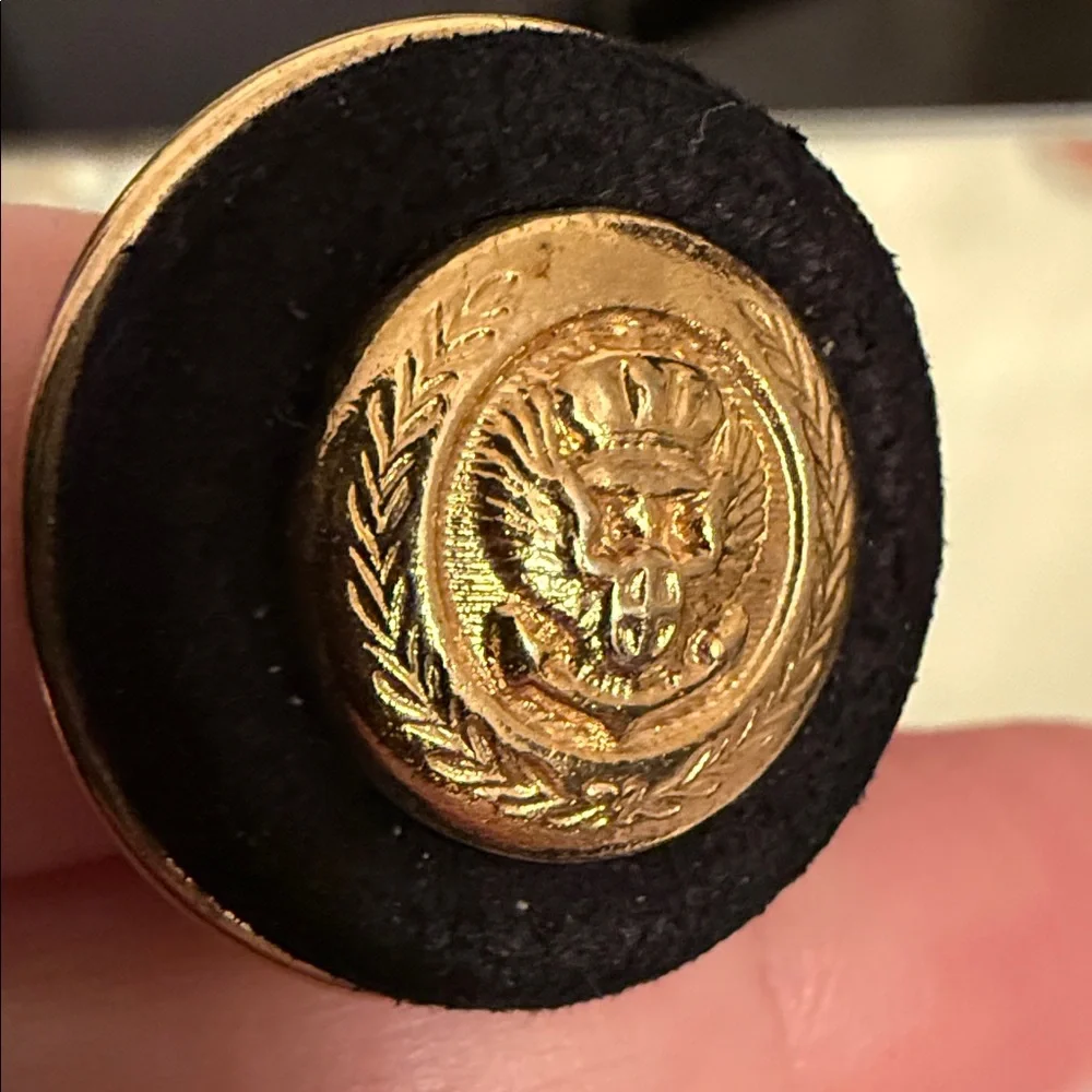 Ellen Designs signed gold tone Lion Clip On Earrings - Picture 4 of 7